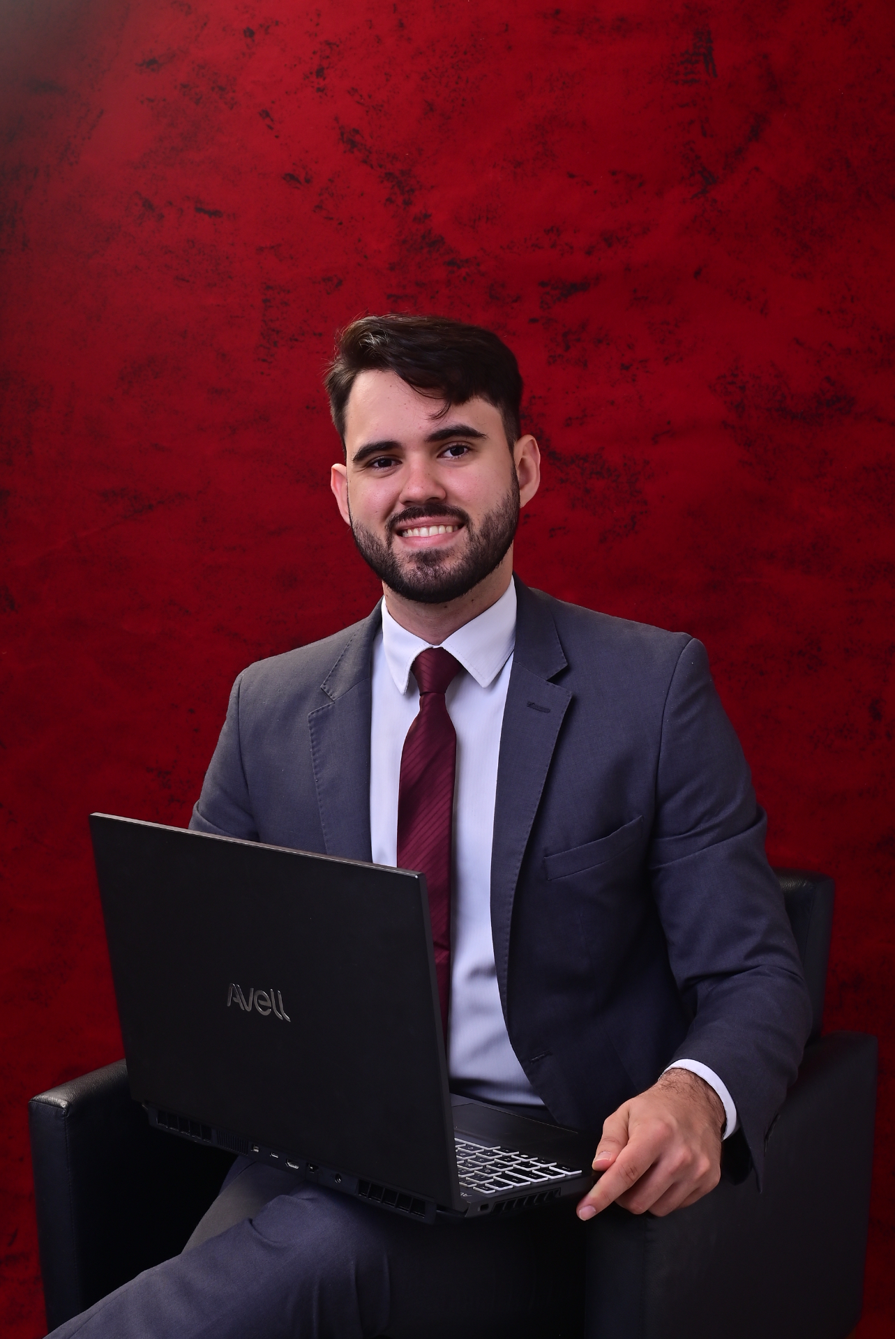 André Sieczko trabalhando com notebook em ambiente profissional.